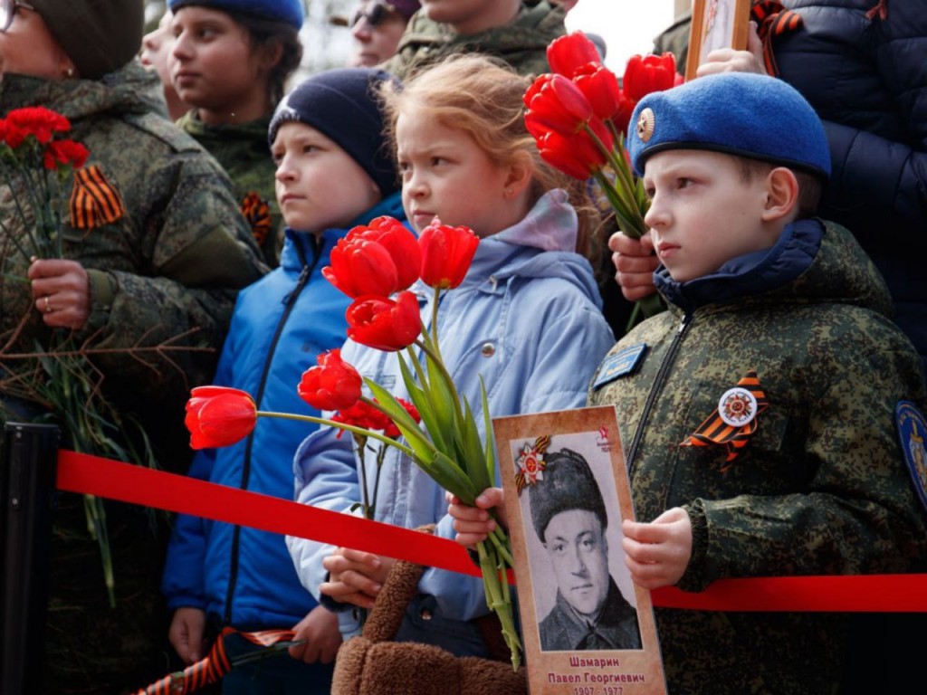 Тысячи талдомчан пришли к памятникам павшим воинам, чтобы возложить цветы и сказать «Спасибо за Победу»