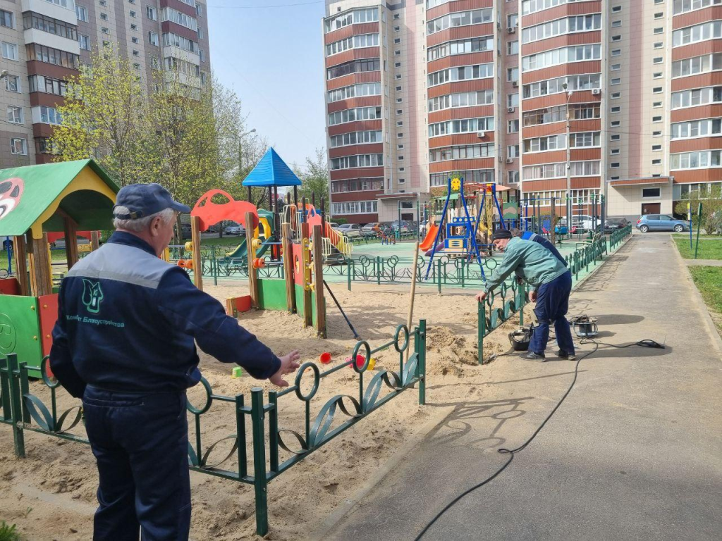 Пока взрослые работают: на улице Кирова дети наблюдали за благоустройством  детской площадки | REGIONS.RU / Домодедово