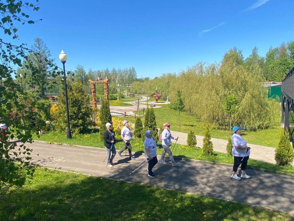 Жители Шаховской размялись на марафоне скандинавской ходьбы в парке