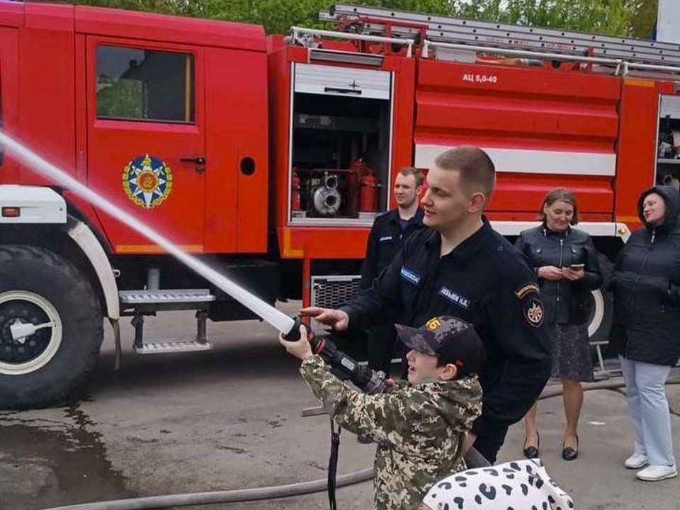 Школьники из деревни Кузнецово посетили пожарно-спасательную часть Раменского округа