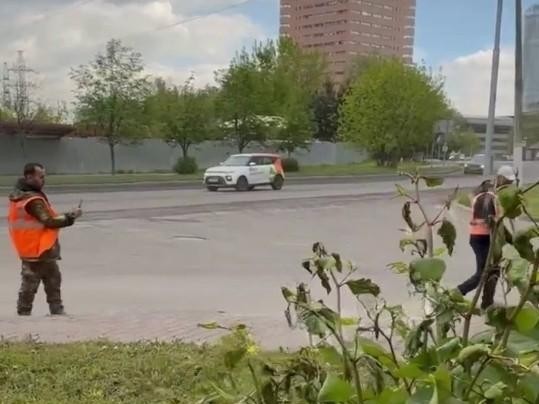 Совместили приятное с полезным: блогеры-коммунальщики из Химок устроили фотосессию с метлой