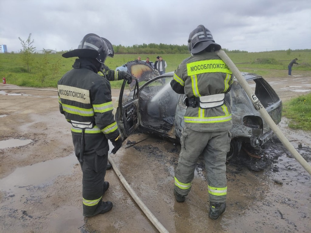 В деревне Ивановское полностью сгорел автомобиль | REGIONS.RU / Серпухов