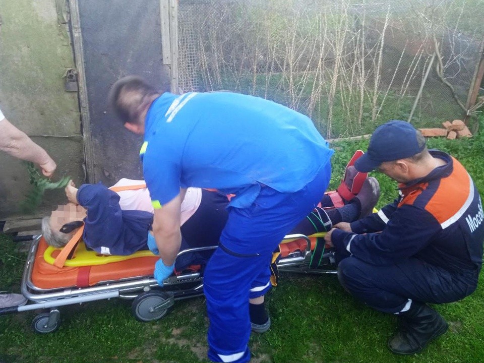 Пенсионерка упала в погреб и не могла оттуда выбраться