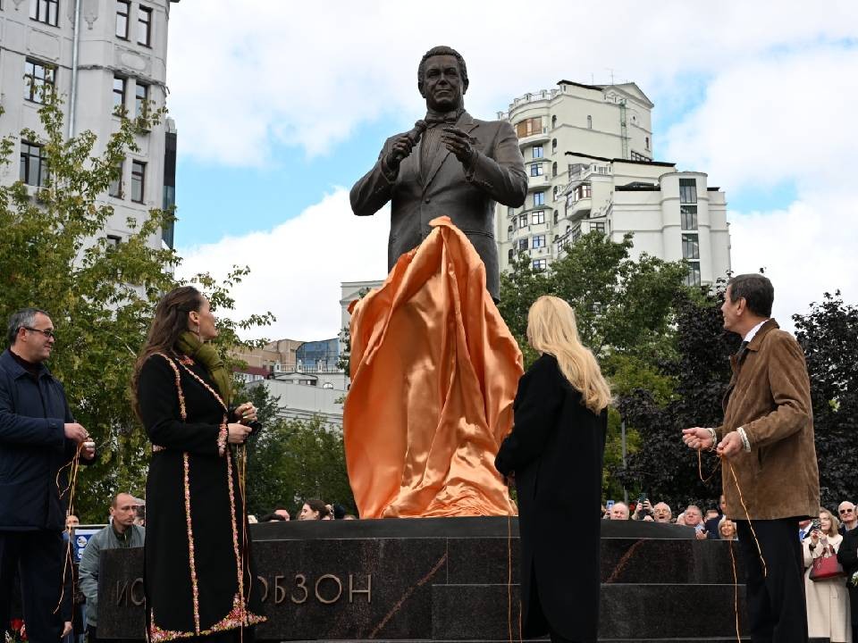 В памятник Кобзону в Москве вмонтировали рекламу наркошопов — Mash