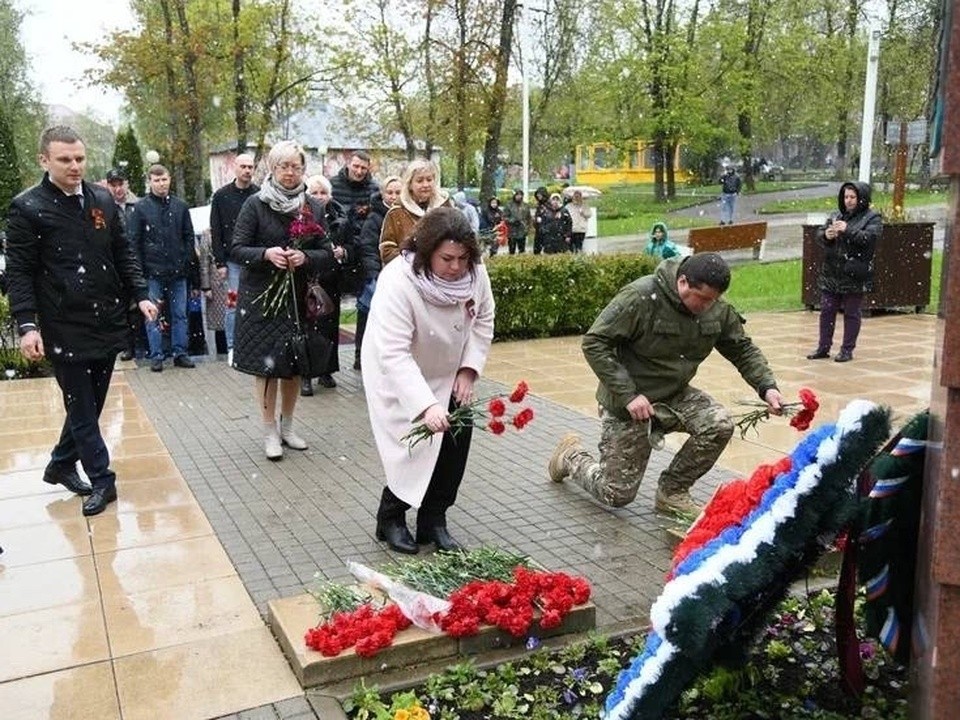 Жители Истры возложили цветы к памятникам Великой Отечественной войны