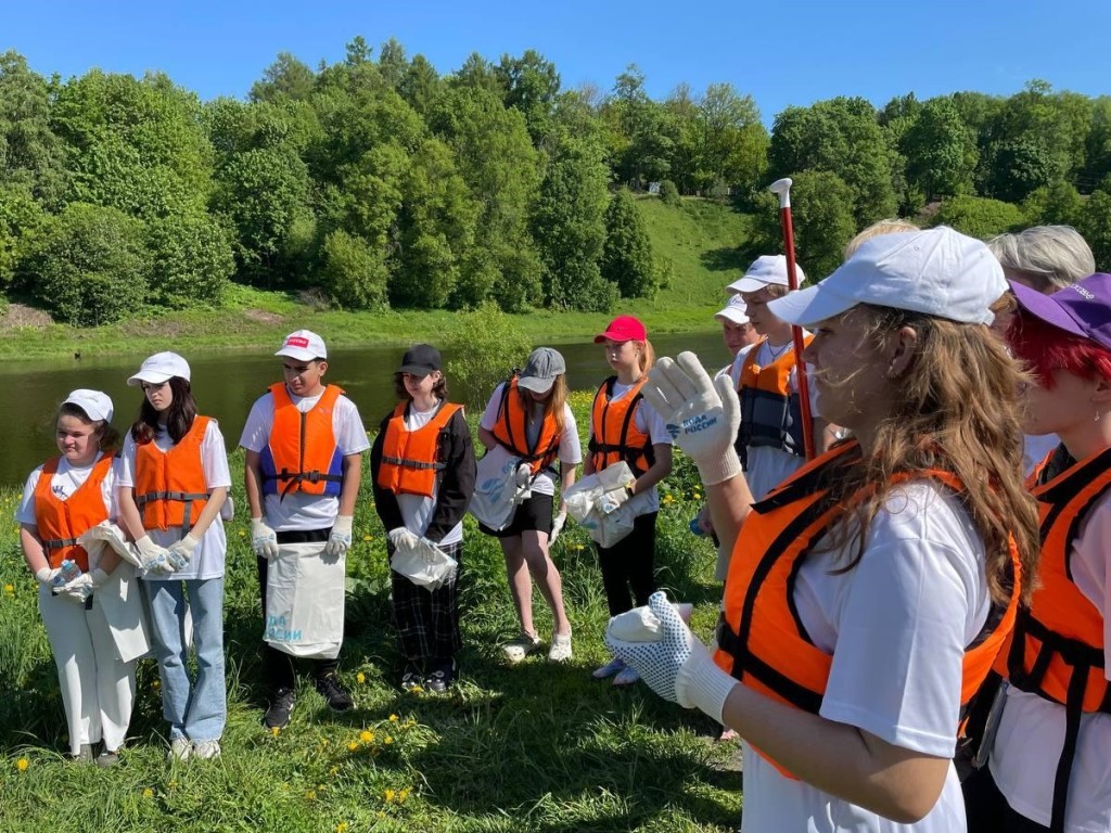 Юные волонтеры собрали 8 кубов мусора на берегах реки Рузы