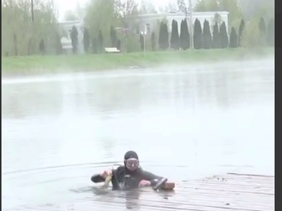 Битое стекло и ржавую арматуру подняли водолазы со дна Нового озера