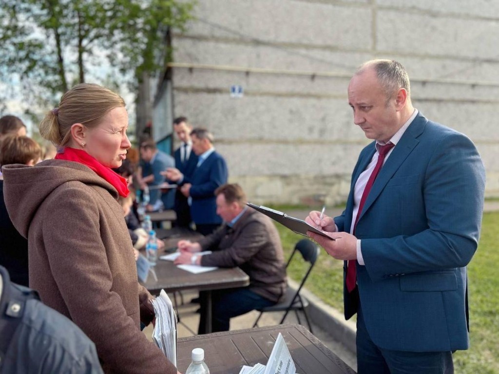 По просьбе жителей деревни Дмитровки власти рассмотрят возможность  установки «лежачего полицейского» у автобусной остановки | REGIONS.RU /  Егорьевск