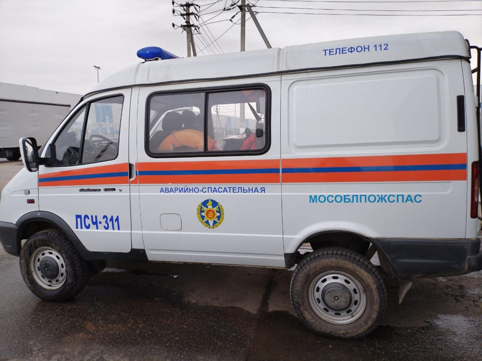 Спасатели помогли медикам в транспортировке пациента в деревне Васькино