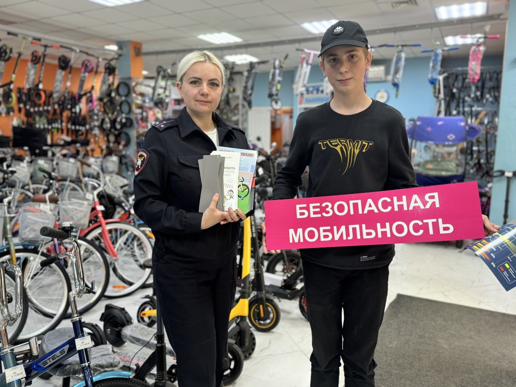 Посетителям торгового центра напомнили правила дорожной безопасности