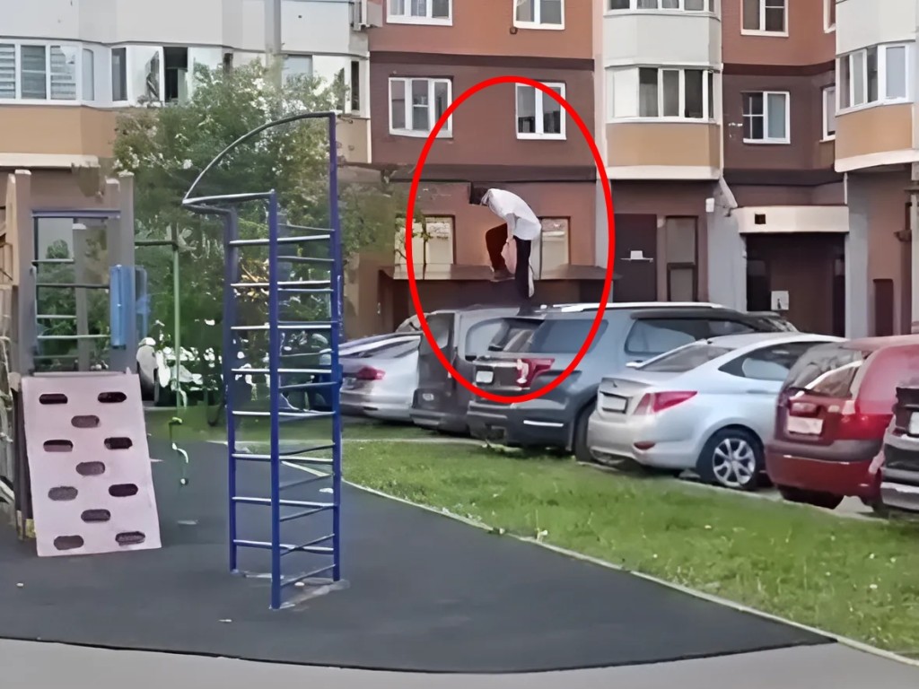 Молодежь в Ивановских двориках выполняет трюки паркура прямо с крыш автомобилей