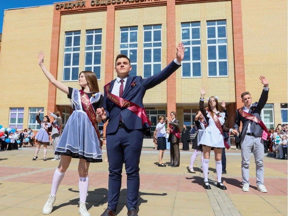 В школах Подольска для выпускников прозвенели Последние звонки