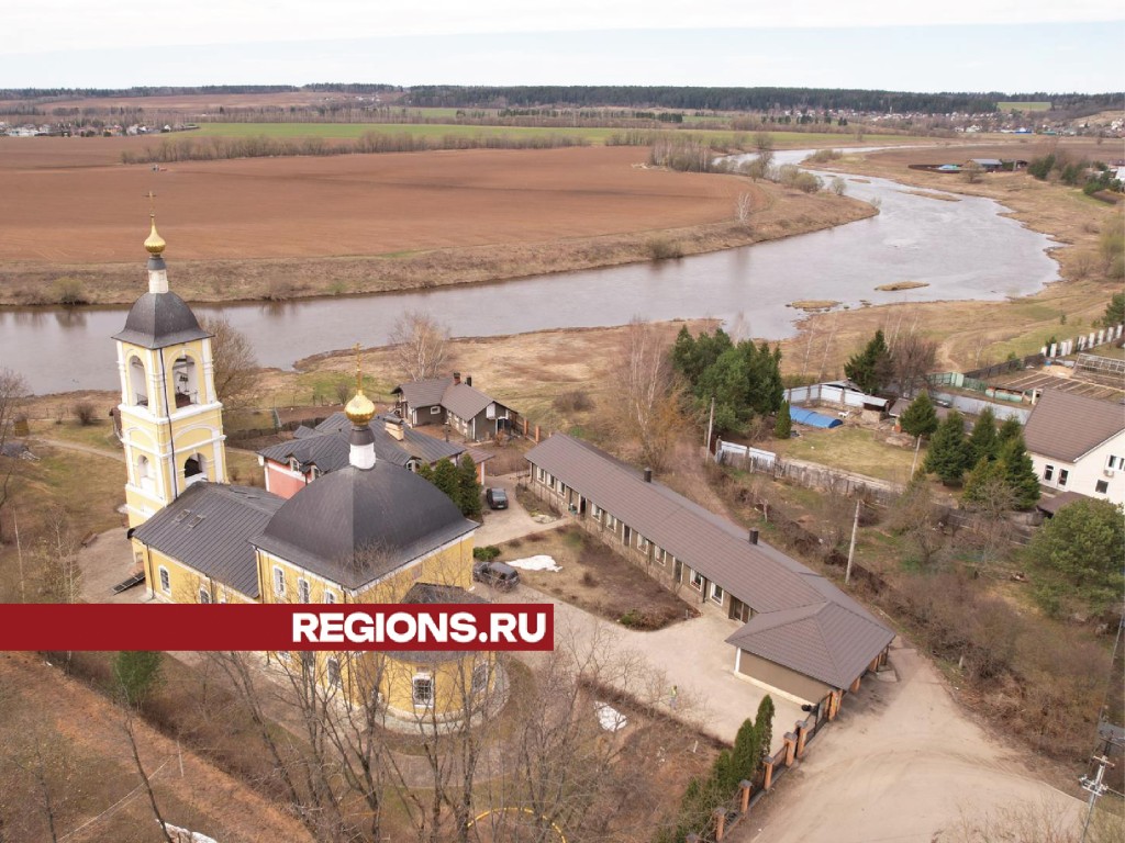 Церковь Николая Чудотворца в селе Луцино под Звенигородом: кадры с коптера