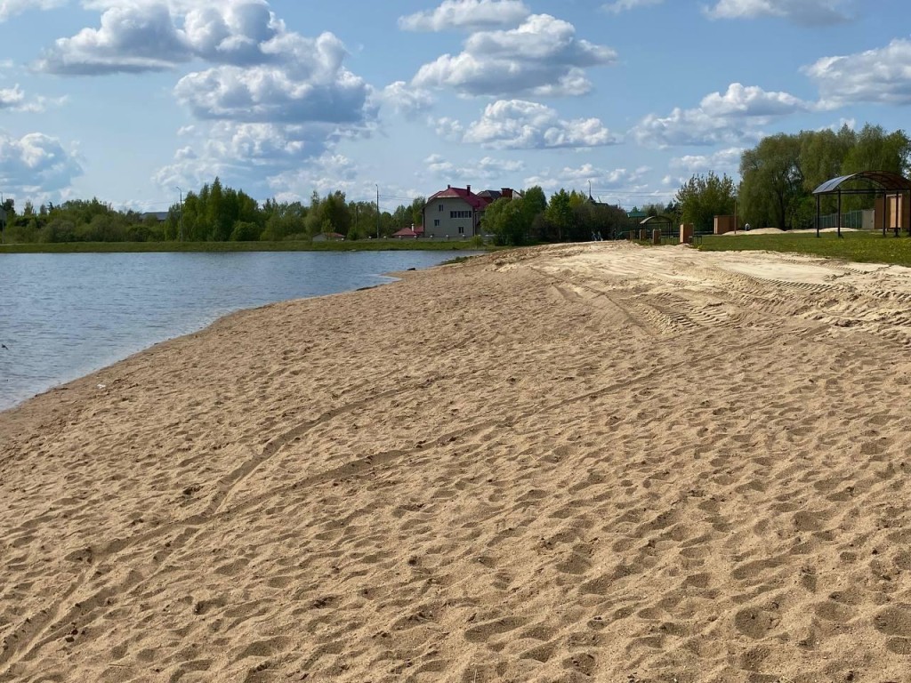 На пляж в парке «Победа» в Талдоме завезли белый кварцевый песок