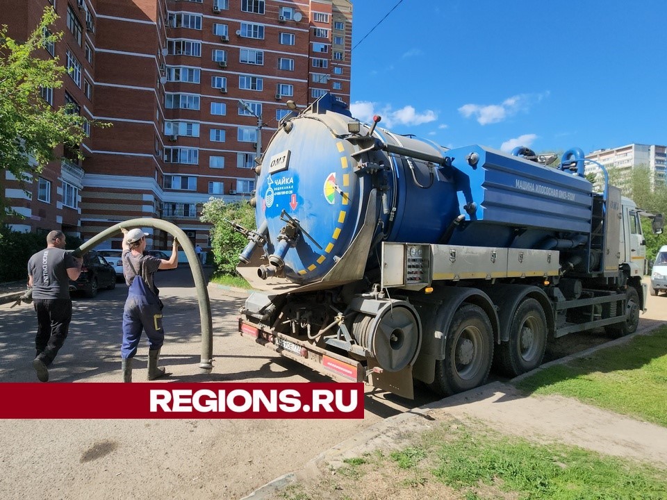 Специалисты промыли участок ливневой канализации от улицы Крупская до Ленина