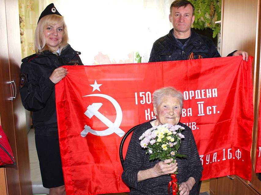 В Дмитрове полицейские поздравили с Днем Победы ветерана трудового фронта