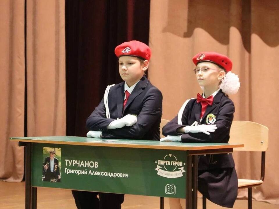 «Парту Героя» в честь участника Великой Отечественной войны открыли в Дзержинском