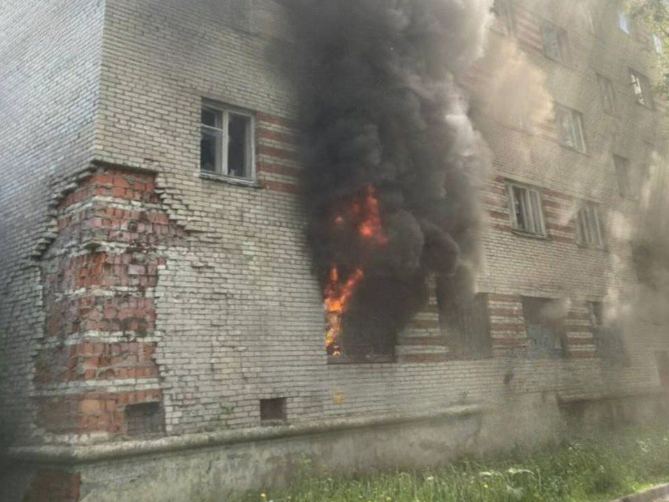 В Королеве загорелась заброшка