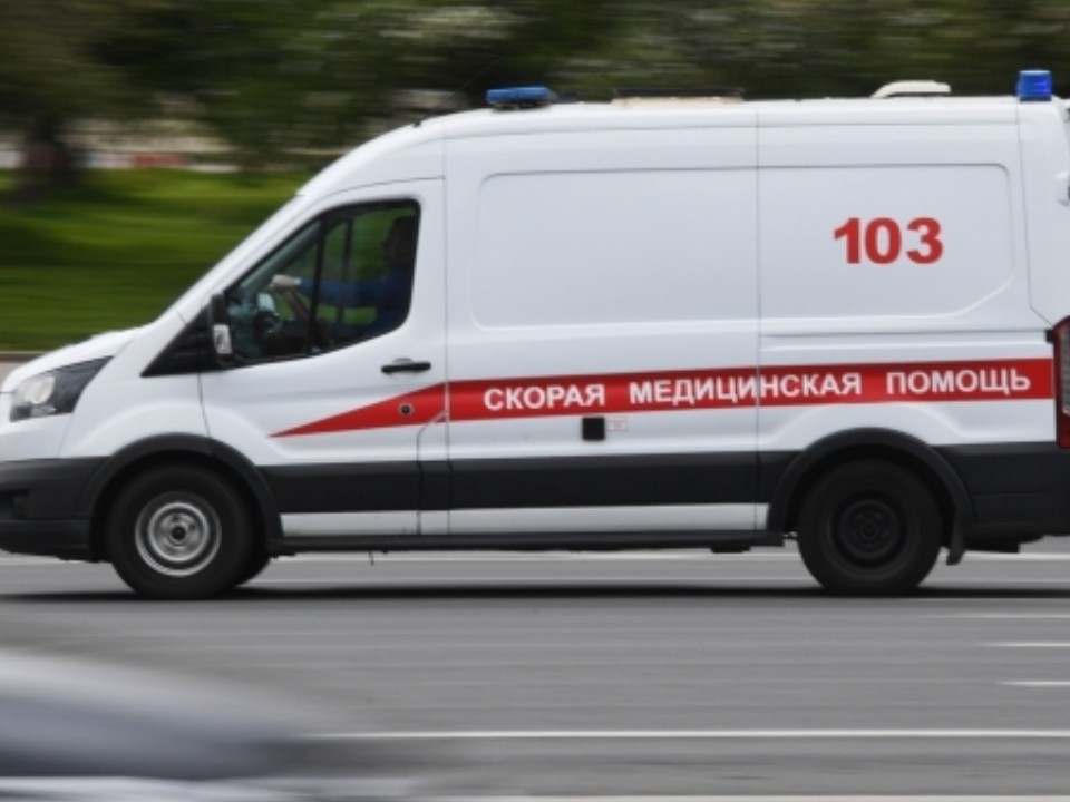 Пожарный попал в больницу по итогам тушения производственного здания на востоке Москвы