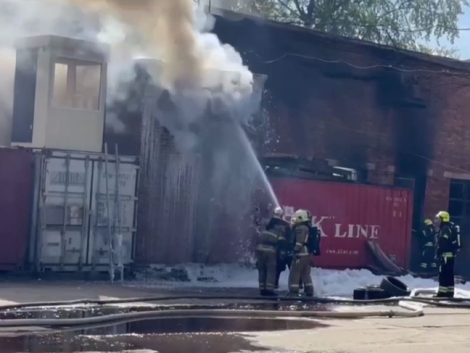 В Москве пожарные ликвидировали крупное возгорание на складе