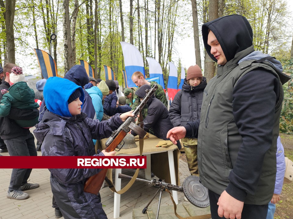 Мастер-класс по сборке и разборке автомата Калашникова провели в День Победы в Пушкино
