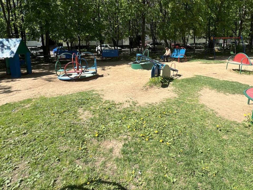Детскую площадку на бульваре Маршала Крылова в Одинцово пообещали заасфальтировать до 5 июля