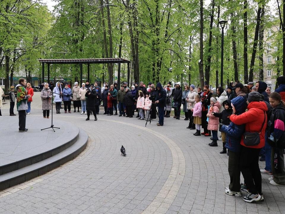 В День Победы в Дзержинском читали стихи о войне и писали письма военнослужащим