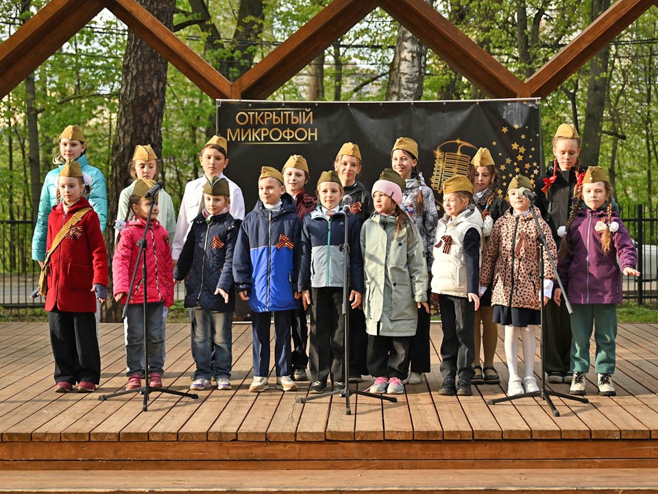 В парке Свердловский читают стихи и исполняют песни, посвященные Дню Победы