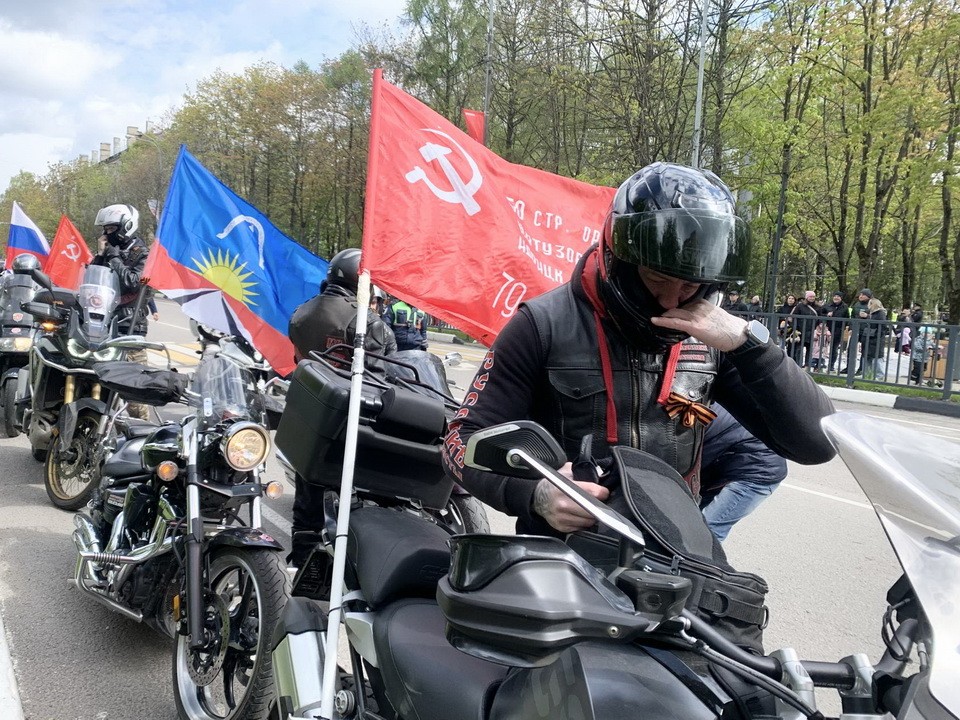На мотоцикле с цветами: байкеры почтили память героев войны вместе с жителями Балашихи