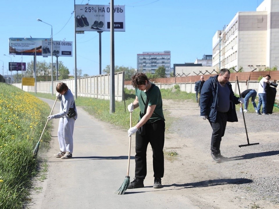 Сотрудники Метровагонмаш отметили 127-летие завода субботником вдоль Ярославского шоссе