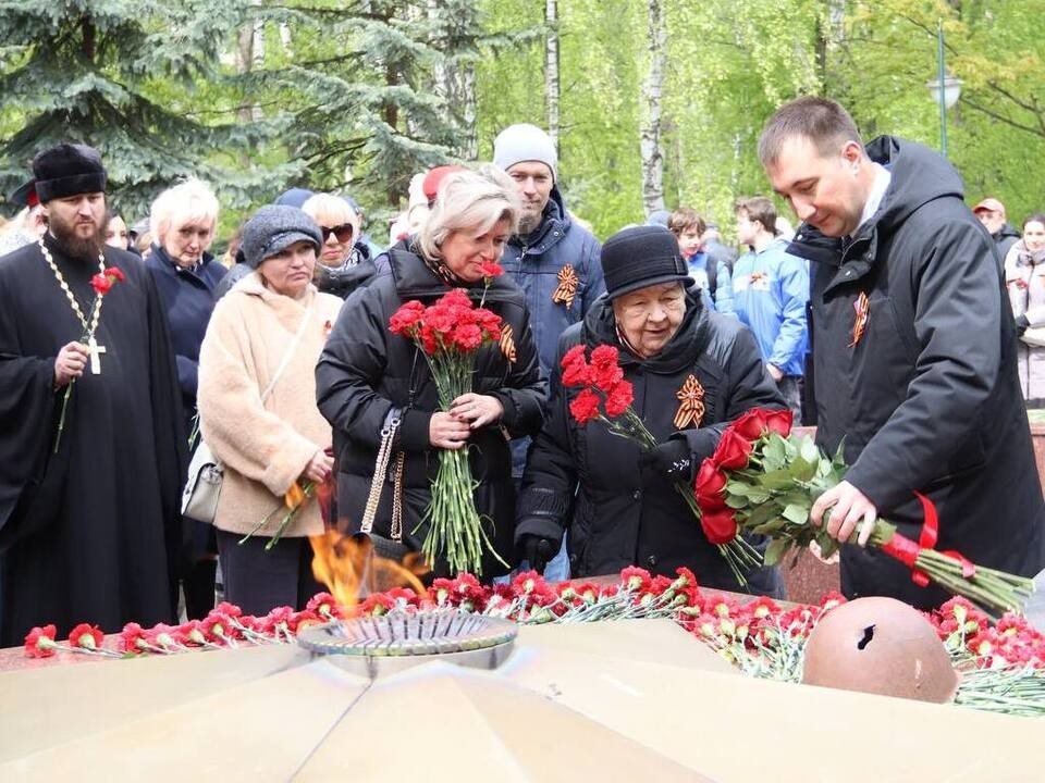Дзержинцы возложили цветы к мемориалу Славы в 79-ю годовщину Великой Победы