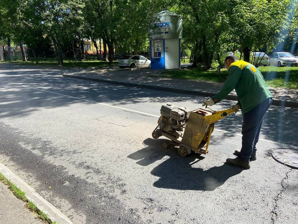 Дорожные ямы залатают на улице Бондарева в Дзержинском до конца мая