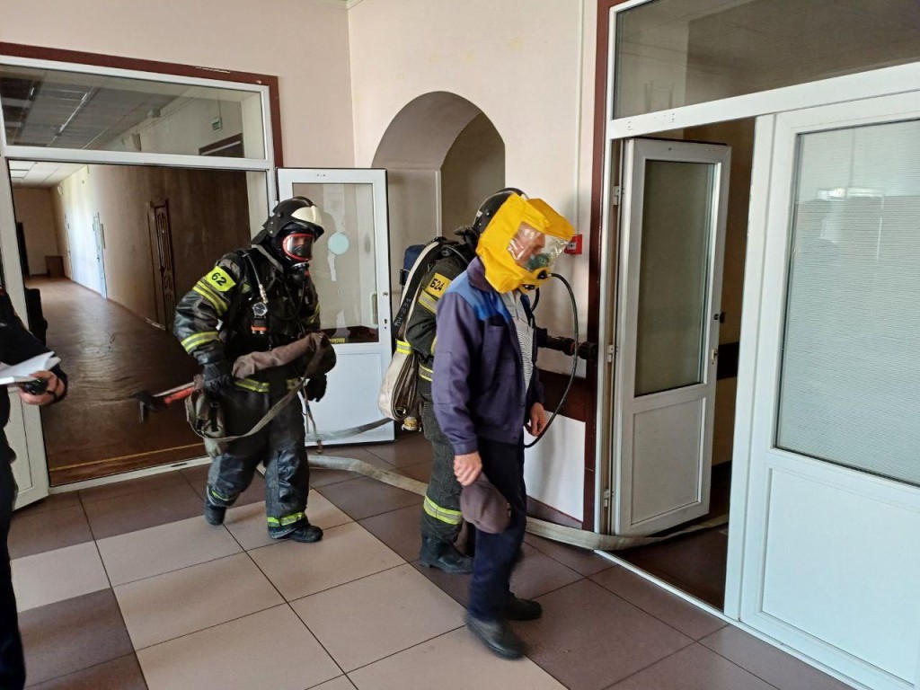 Огнеборцы потушили условный пожар в детском санатории