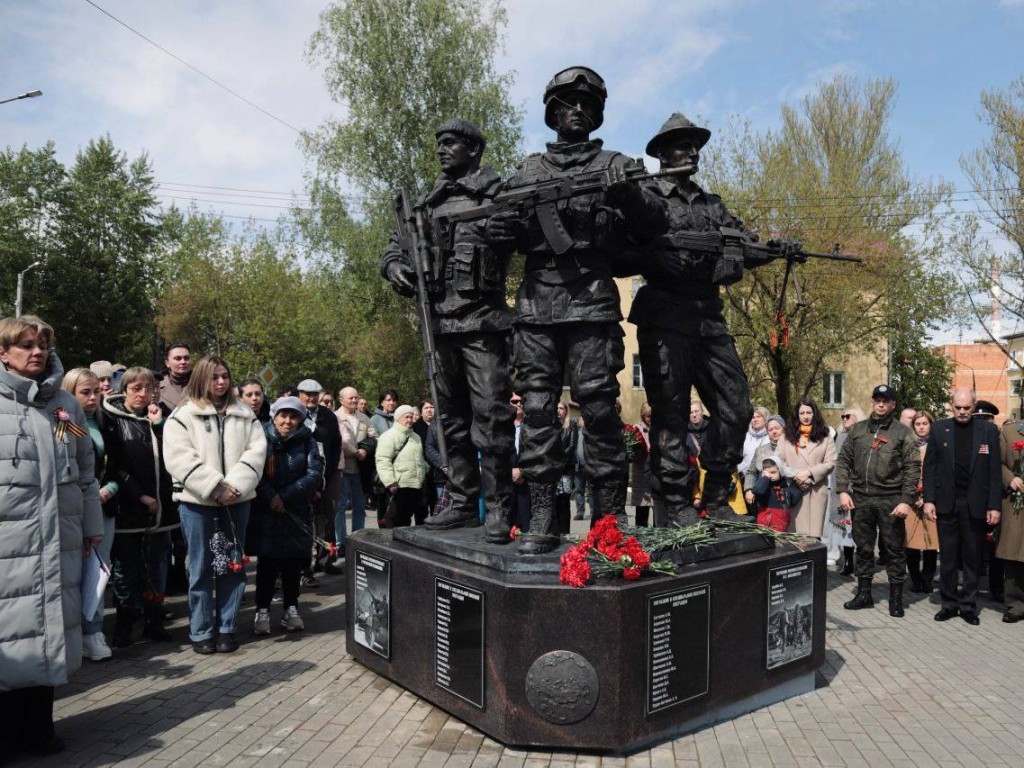 Памятник трем поколениям воинов-каширян открыли в преддверии Дня Победы