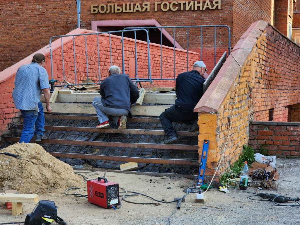 В Черноголовке заканчивается ремонт ступенек перехода у Большой гостиной |  REGIONS.RU / Черноголовка