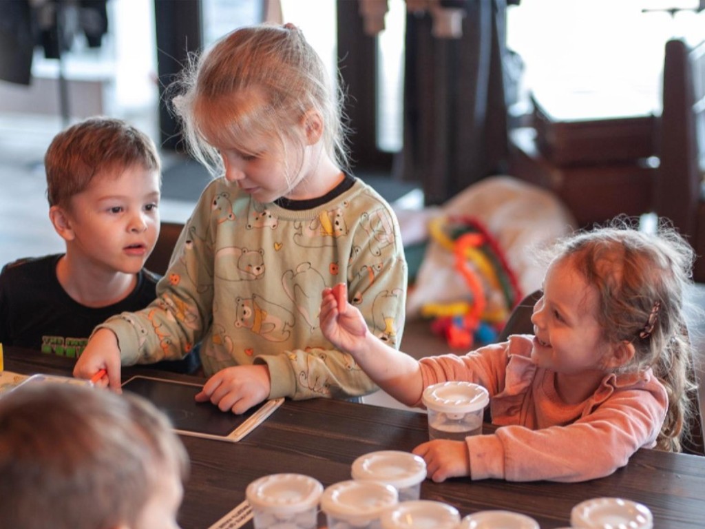 В парке «Ривьера» юные можайцы побывали в «Стране детства»