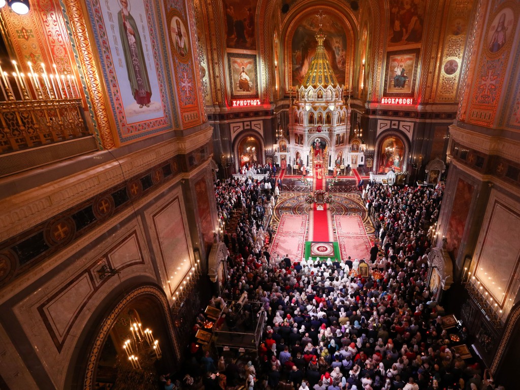 Около 13 тыс. богослужений и крестных ходов прошли в России в ночь перед Пасхой