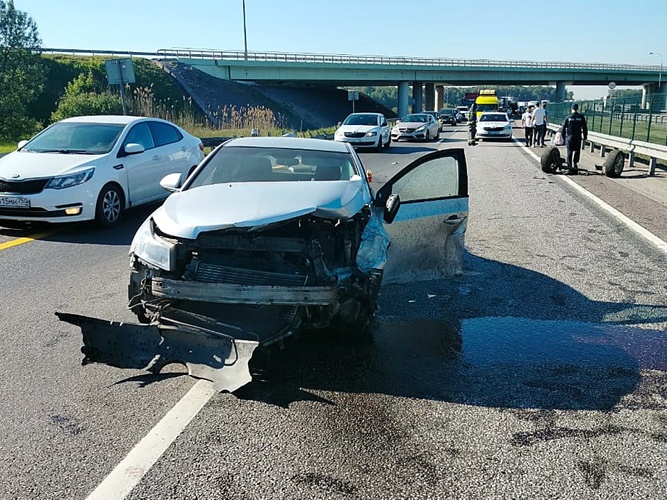 Автомобиль влетел в отбойник на трассе М-4 «Дон» в городском округе Ступино