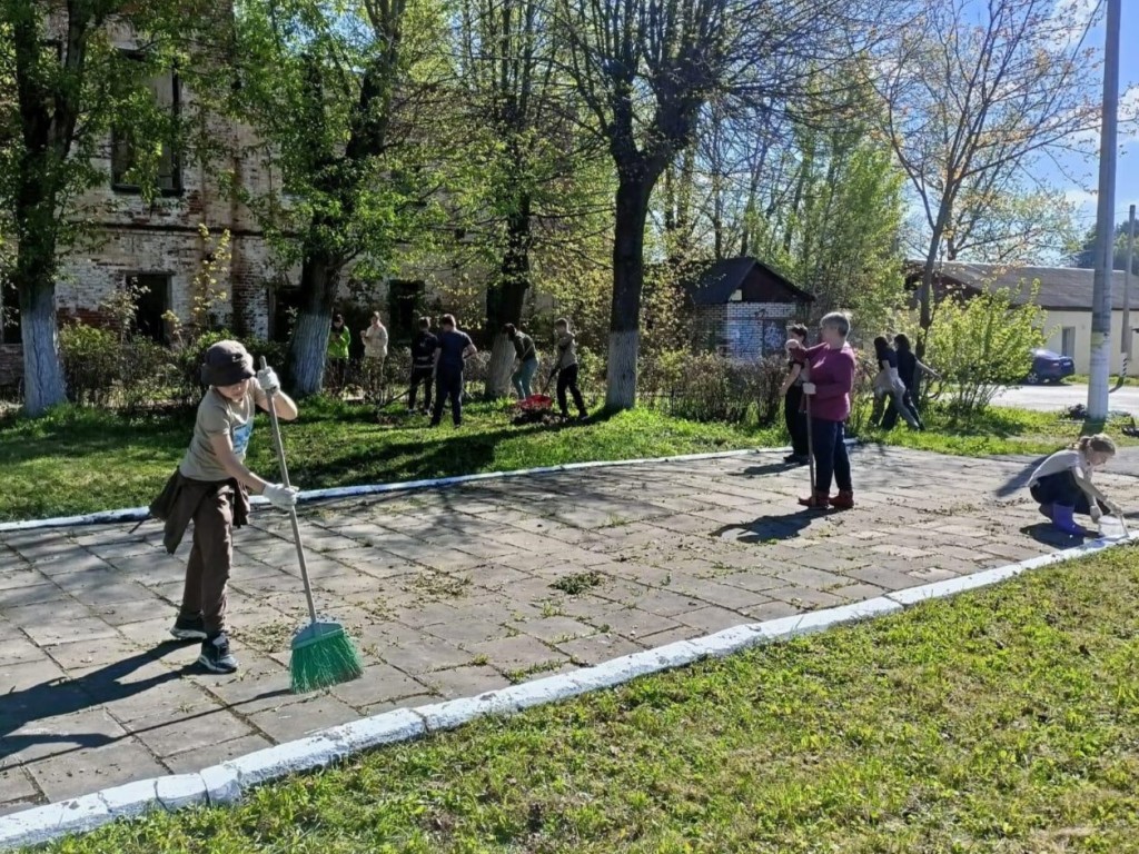 Школьники Можайска навели порядок у воинских захоронений