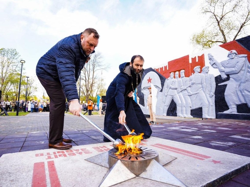 У обелиска в поселке Мишеронском теперь горит Вечный огонь