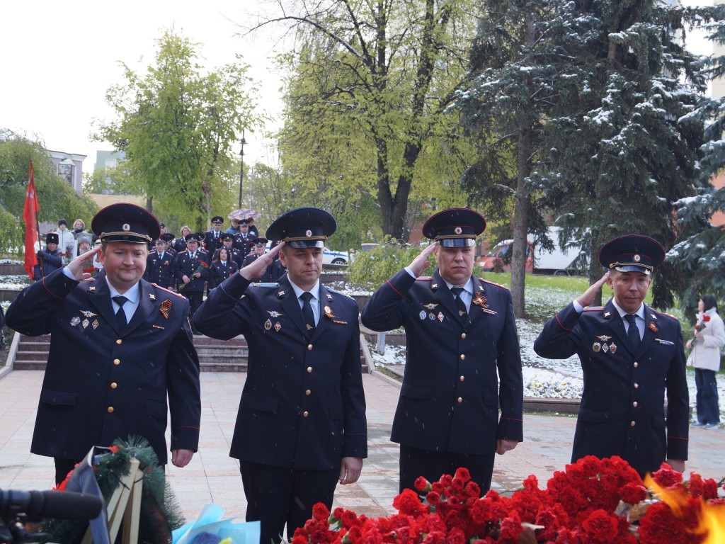 Полицейские Ленинского округа возложили цветы к Вечному огню в честь 79-й годовщины Победы