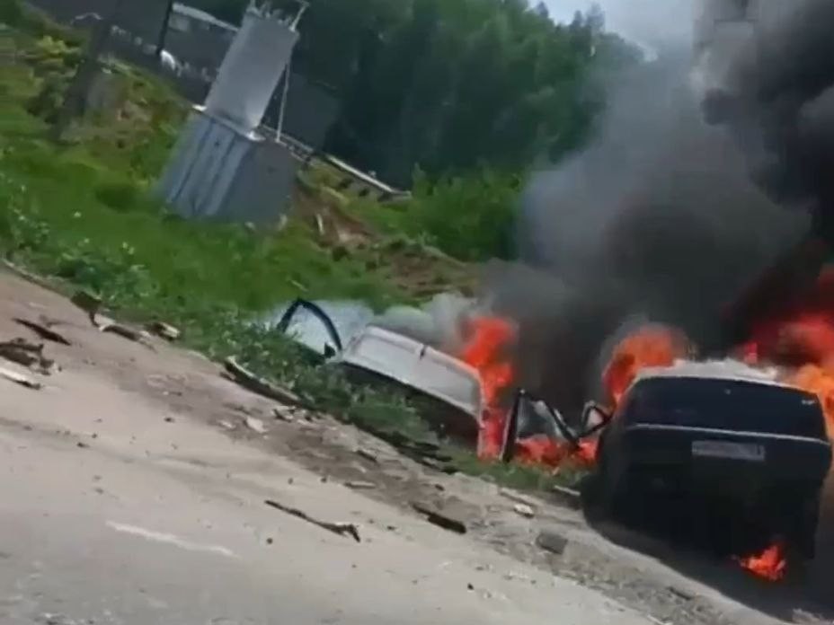 Появилось видео аварии во Фрязине, где после лобового столкновения вспыхнули две иномарки