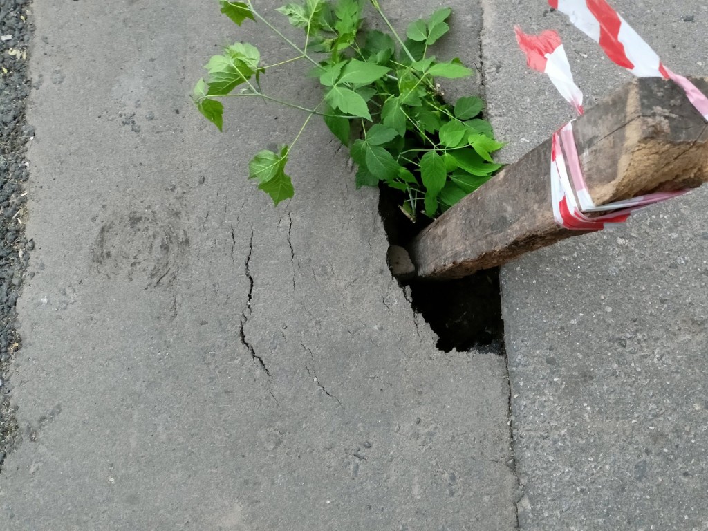 Провал асфальта во дворе в Кашире-3 устранят до 7 июня