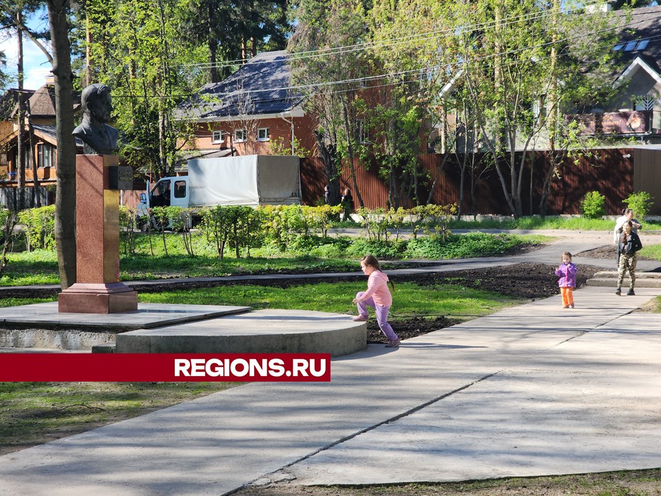 В Пушкино привели в порядок памятник Маяковскому и сквер на западной стороне