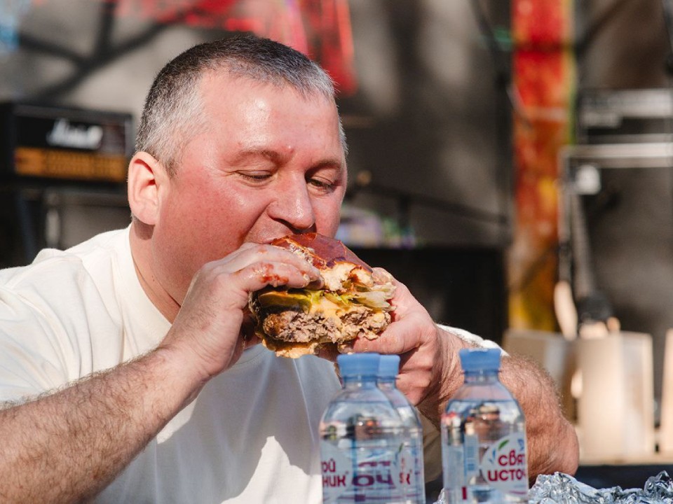 Рекорд поедания килограммового бургера поставил гость фестиваля «КлинМайFest» из Тулы