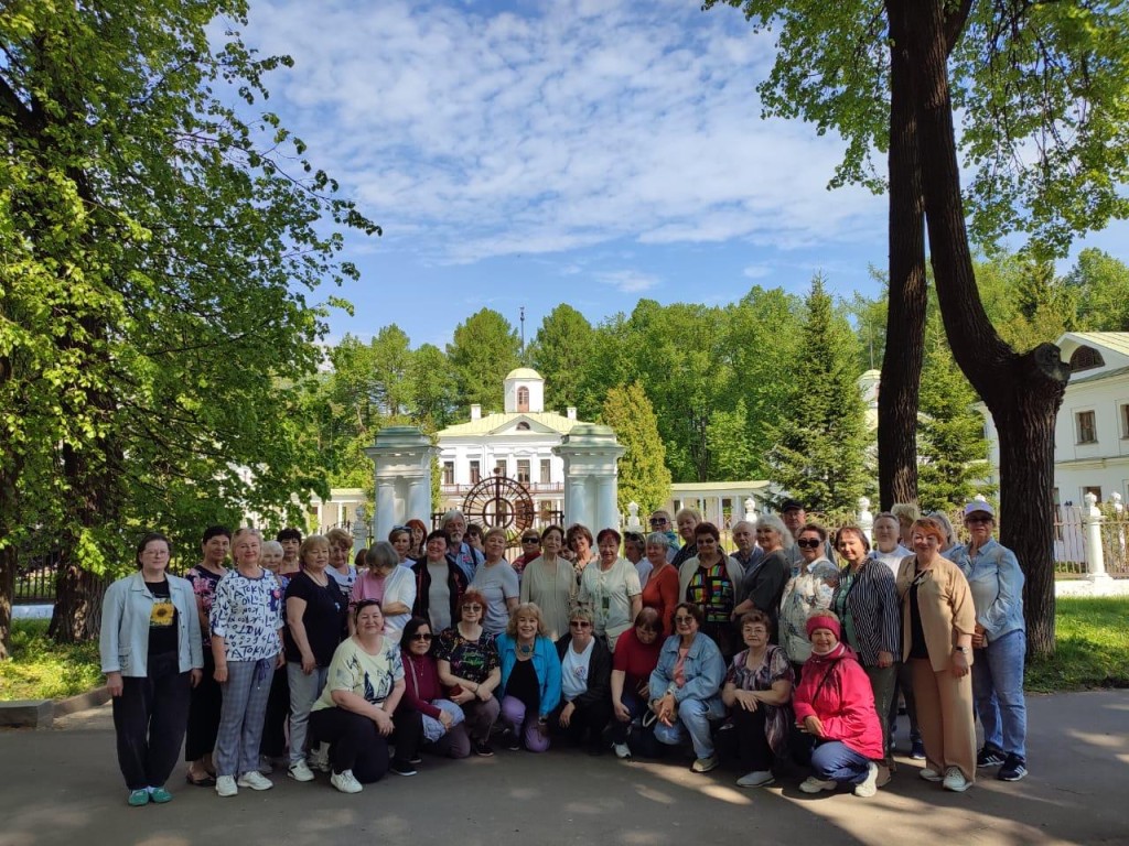 Богородские долголеты побывали в музее - усадьбе «Середниково»