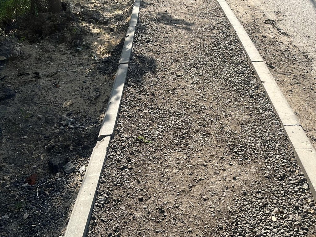 «Теперь с коляской буду, как по автобану»: на улице Лукино отремонтировали тротуар