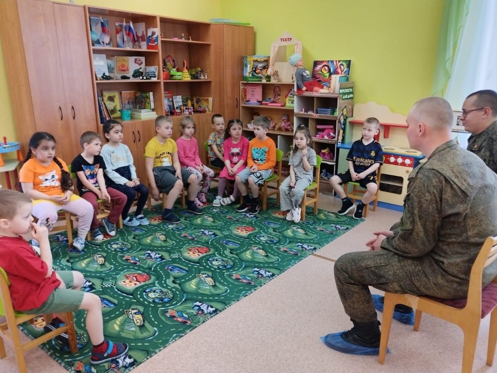 В гости к детям из садика при гимназии №4 приехали военнослужащие из Красноярска