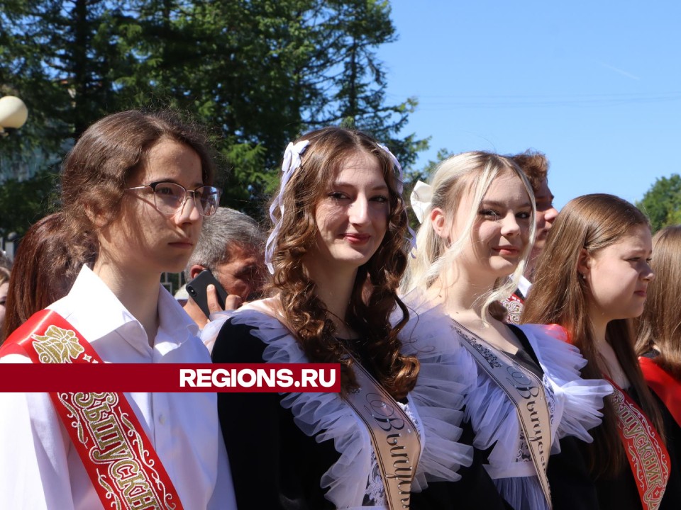 Выпускники флагманской школы Серебряных Прудов выпустили в небо белых голубей на последнем звонке