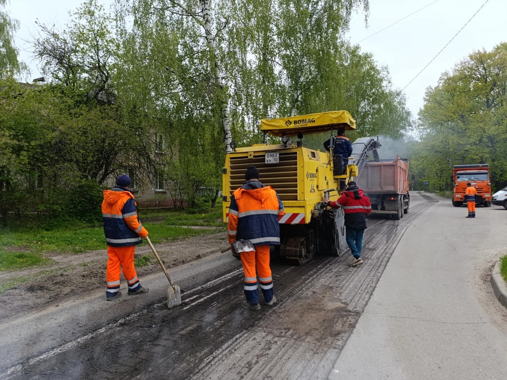 Новый этап ремонта дороги начался в поселке Горка: комментируют специалисты  | REGIONS.RU / Бронницы